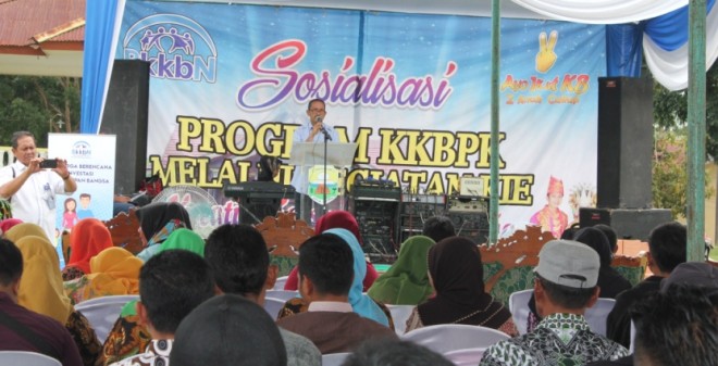 Kabid Advokasi Penggerakan dan Informasi, Drs Abdul Latif pada Sosialisasi KIE Kreatif 2017 di Desa Manunggal Jaya Kec. Sungai Bahar, Kabupaten Muaro Jambi.